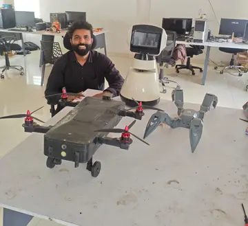  ആർ എസ്‌ ആദർശ്‌ മൾട്ടി ടെറൈൻ റോബോട്ടിനൊപ്പം