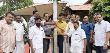 പുന്നമട ഫിനിഷിങ് പോയിന്റിൽ നെഹ്‌റുട്രോഫി വള്ളംകളിയുടെ പന്തലിന്‌ കലക്ടർ ഷാജി വി നായർ കാൽനാട്ടുന്നു 