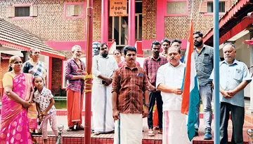 സ്വാതന്ത്ര്യദിനത്തിൽ സിപിഐ എം ജില്ലാ കമ്മിറ്റി ഓഫീസായ പി കൃഷ്‍ണപിള്ള സ്‍മാരക മന്ദിരത്തില്‍ ജില്ലാ സെക്രട്ടറി  ആർ നാസർ പതാക ഉയർത്തുന്നു