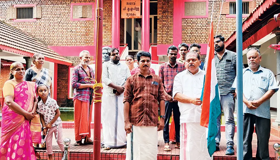 സ്വാതന്ത്ര്യദിനത്തിൽ സിപിഐ എം ജില്ലാ കമ്മിറ്റി ഓഫീസായ പി കൃഷ്ണപിള്ള സ്മാരക മന്ദിരത്തില് ജില്ലാ സെക്രട്ടറി
ആർ നാസർ പതാക ഉയർത്തുന്നു