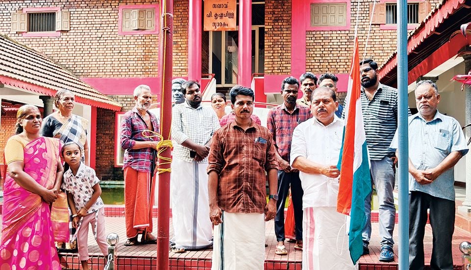 സ്വാതന്ത്ര്യദിനത്തിൽ സിപിഐ എം ജില്ലാ കമ്മിറ്റി ഓഫീസായ പി കൃഷ്‍ണപിള്ള സ്‍മാരക മന്ദിരത്തില്‍ ജില്ലാ സെക്രട്ടറി  ആർ നാസർ പതാക ഉയർത്തുന്നു