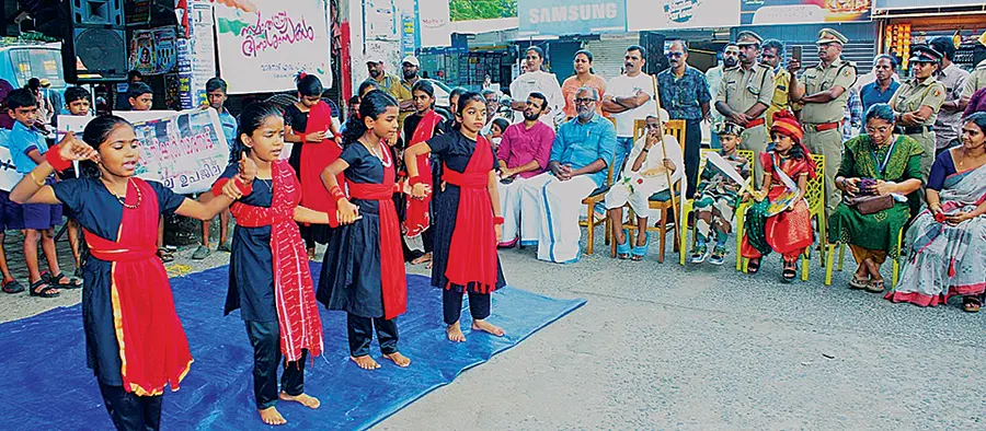 വാരനാട് ഗവ. എൽപി സ്കൂൾ കുട്ടികൾ ചേർത്തല സ്വകാര്യബസ് സ്റ്റാൻഡിൽ അവതരിച്ച
ലഹരിവിരുദ്ധ ഫ്ലാഷ് മോബ്. ഉദ്ഘാടനം ചെയ്ത പി പ്രസാദ് എംഎൽഎ സമീപം