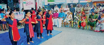 വാരനാട്‌ ഗവ. എൽപി സ്‌കൂൾ കുട്ടികൾ ചേർത്തല സ്വകാര്യബസ്‌ സ്‌റ്റാൻഡിൽ അവതരിച്ച  ലഹരിവിരുദ്ധ ഫ്ലാഷ്‌ മോബ്‌.  ഉദ്‌ഘാടനം ചെയ്‌ത പി പ്രസാദ്‌ എംഎൽഎ സമീപം 