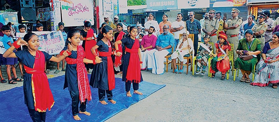 വാരനാട്‌ ഗവ. എൽപി സ്‌കൂൾ കുട്ടികൾ ചേർത്തല സ്വകാര്യബസ്‌ സ്‌റ്റാൻഡിൽ അവതരിച്ച  ലഹരിവിരുദ്ധ ഫ്ലാഷ്‌ മോബ്‌.  ഉദ്‌ഘാടനം ചെയ്‌ത പി പ്രസാദ്‌ എംഎൽഎ സമീപം 