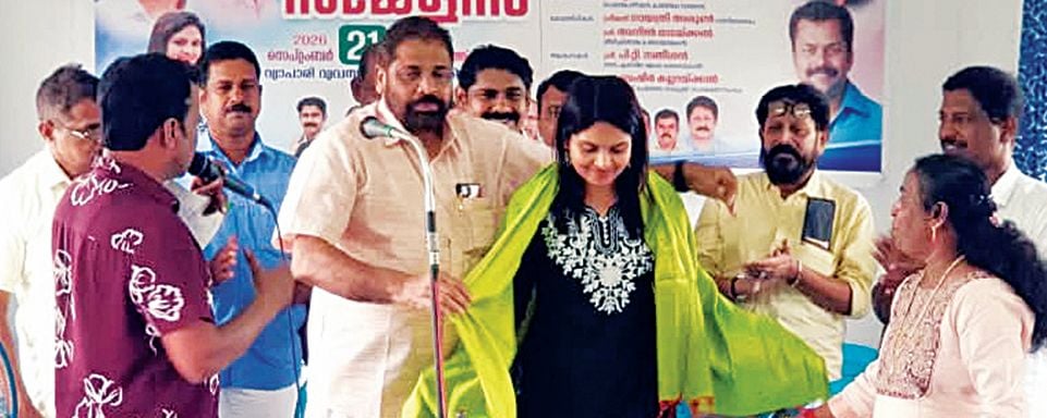 കേരള വ്യാപാരി വ്യവസായി സമിതി ചേർത്തല എക്‌സ്‌റേ യൂണിറ്റ്‌ വാർഷിക സമ്മേളനത്തിൽ മികച്ച വനിതാ സംരംഭകയും നടിയുമായ ഗായത്രി അരുണിനെ സമിതി ജില്ലാ മുൻ ട്രഷറർ ബി വിനോദ്‌ ആദരിക്കുന്നു