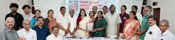 ശിവരാമൻ ചെറിയനാട് സ്മാരക പുരസ്കാരം ജിൻഷ ഗംഗയ്--ക്ക് മുൻ എംപി സി എസ് സുജാത സമ്മാനിക്കുന്നു