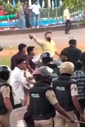 തിരൂരങ്ങാടി ബ്ലോക്ക് പഞ്ചായത്ത് തേഞ്ഞിപ്പലം ഡിവിഷൻ അംഗം ടി പി അസ്‌ദാഫ്  എസ്‌എഫ്‌ഐ പ്രവർത്തകരെ  കല്ലെറിയുന്നു (വീഡിയോ ദൃശ്യം)  