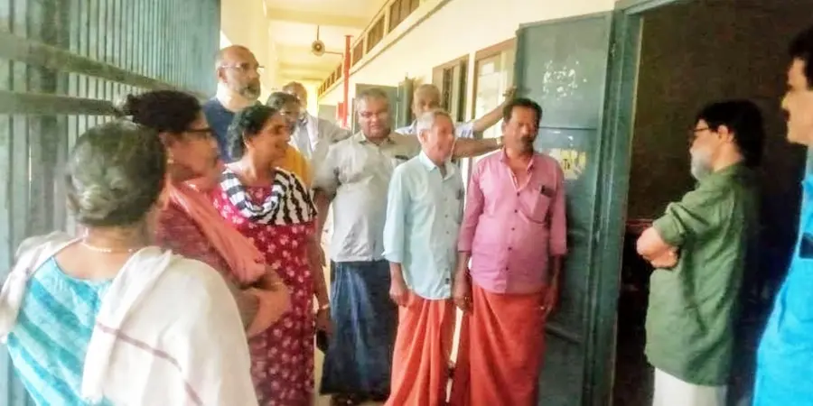 വിലങ്ങാട് ദുരിതാശ്വാസ ക്യാമ്പിൽ കഴിയുന്നവരുമായി  ഇ കെ വിജയൻ എംഎൽഎ സംസാരിക്കുന്നു