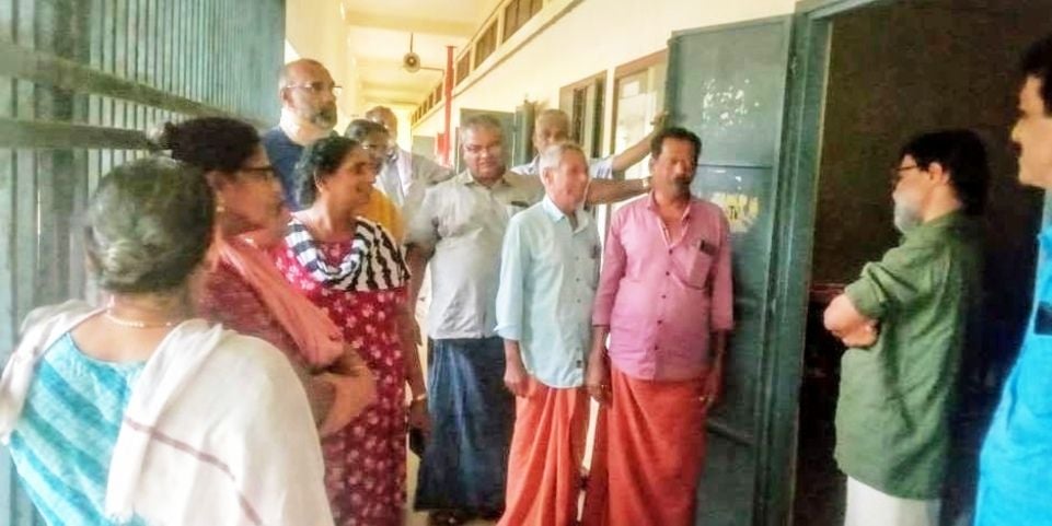 വിലങ്ങാട് ദുരിതാശ്വാസ ക്യാമ്പിൽ കഴിയുന്നവരുമായി  ഇ കെ വിജയൻ എംഎൽഎ സംസാരിക്കുന്നു
