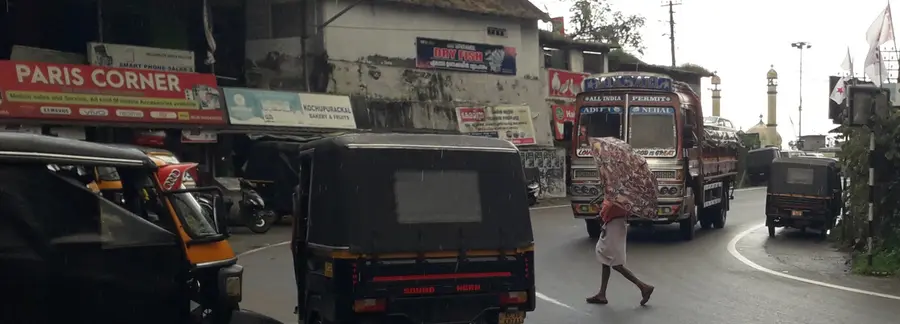 കുട്ടിക്കാനം– ചപ്പാത്ത് കട്ടപ്പന മലയോര പാത കടന്നുപോകുന്ന ഏലപ്പാറ ടൗണിൽ കാൽ നടയാത്രക്കാർ സുരക്ഷിതരല്ല.