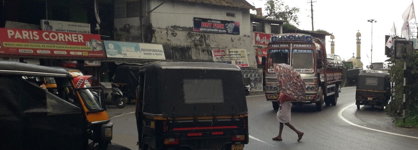 കുട്ടിക്കാനം– ചപ്പാത്ത് കട്ടപ്പന മലയോര പാത കടന്നുപോകുന്ന ഏലപ്പാറ ടൗണിൽ കാൽ നടയാത്രക്കാർ സുരക്ഷിതരല്ല. 