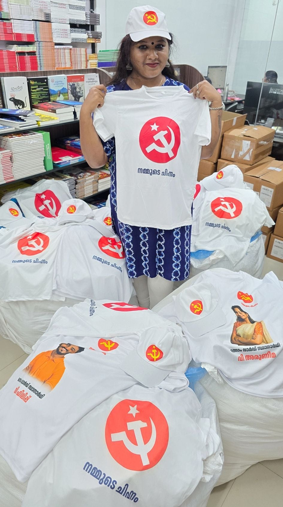 തെരഞ്ഞെടുപ്പ് പ്രചാരണത്തിന്റെ ഭാഗമായി രാഷ്ട്രീയ പാർടികളുടെ ചിഹ്നങ്ങളുമായി ടിഷർട്ടുകളും തൊപ്പിയും നടക്കാവ് വിപണിയിലെത്തിയപ്പോൾ