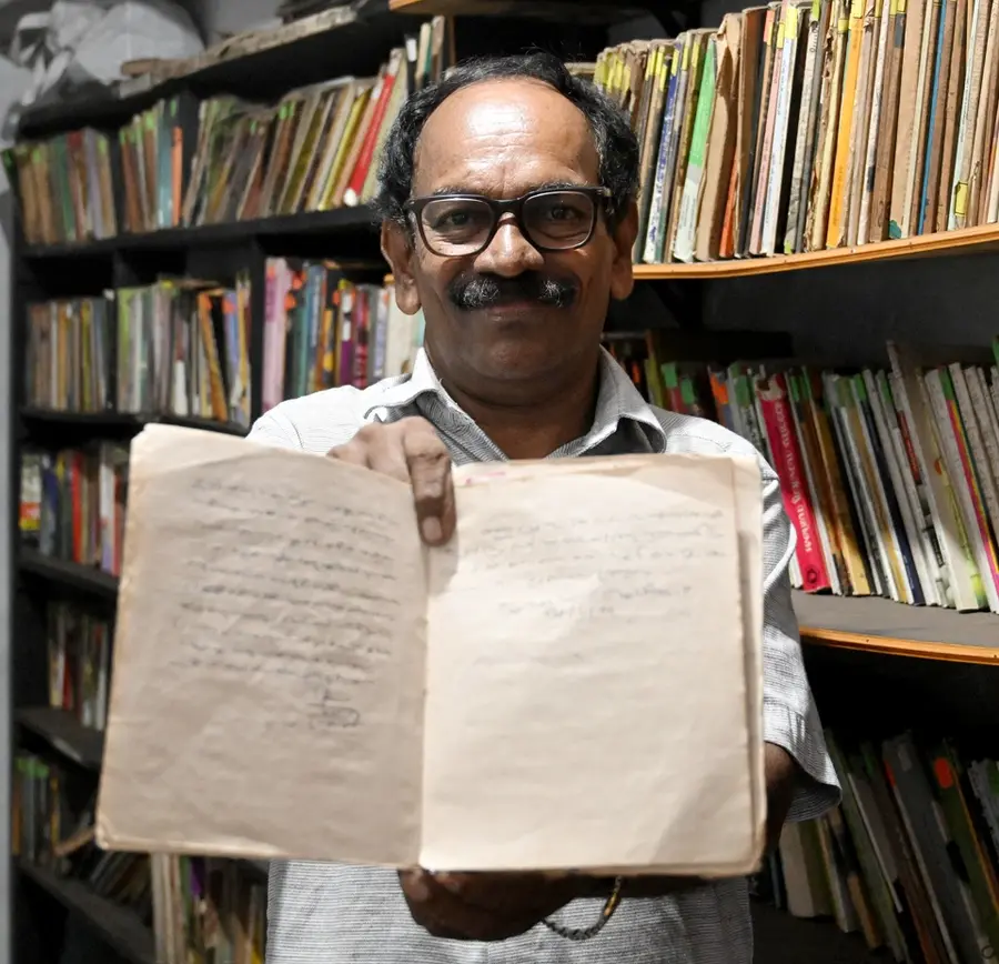 1984ൽ വൈഎംഎ സന്ദർശിച്ചപ്പോൾ ഇ എം എസ്
സ്വന്തം കൈപ്പടയിൽ കുറിച്ച സന്ദർശക പുസ്തകവുമായി
ആദ്യകാല ഗ്രന്ഥശാല പ്രവർത്തകൻ എം ടി മുസ്തഫ