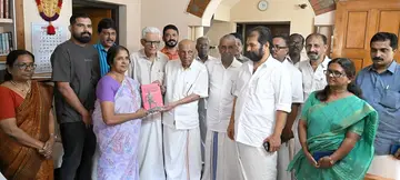 ഇ എം എസ് മന്ദിരത്തില്‍ ഒരുക്കുന്ന റഫറന്‍സ് ഗ്രന്ഥാലയത്തിലേക്ക് നല്‍കുന്ന സിപിഐ എം മുന്‍ ജില്ലാ സെക്രട്ടറി  ഇ എന്‍ മോഹന്‍ദാസിന്റെ പുസ്തകശേഖരം ഭാര്യ കെ ഗീതയില്‍നിന്ന് മുതിര്‍ന്ന നേതാവ് പാലോളി മുഹമ്മദ്കുട്ടി ഏറ്റുവാങ്ങുന്നു