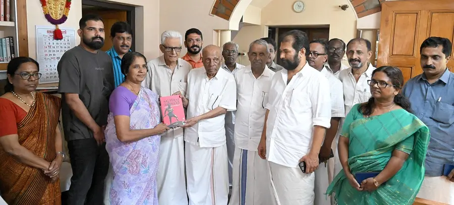 ഇ എം എസ് മന്ദിരത്തില് ഒരുക്കുന്ന റഫറന്സ് ഗ്രന്ഥാലയത്തിലേക്ക് നല്കുന്ന സിപിഐ എം മുന് ജില്ലാ സെക്രട്ടറി
ഇ എന് മോഹന്ദാസിന്റെ പുസ്തകശേഖരം ഭാര്യ കെ ഗീതയില്നിന്ന് മുതിര്ന്ന നേതാവ് പാലോളി മുഹമ്മദ്കുട്ടി ഏറ്റുവാങ്ങുന്നു