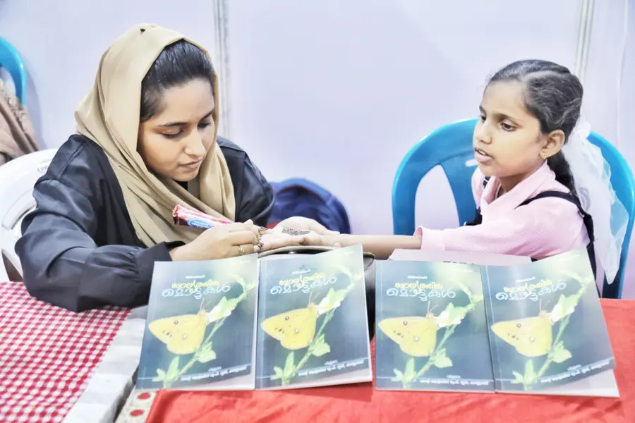 ക്രിയേറ്റീവ് കോർണറിൽ ഫൈഹയെ മെഹന്തി കലാകാരി ഫാത്തിമ ഷിബിലി മൈലാഞ്ചി അണിയിക്കുന്നു