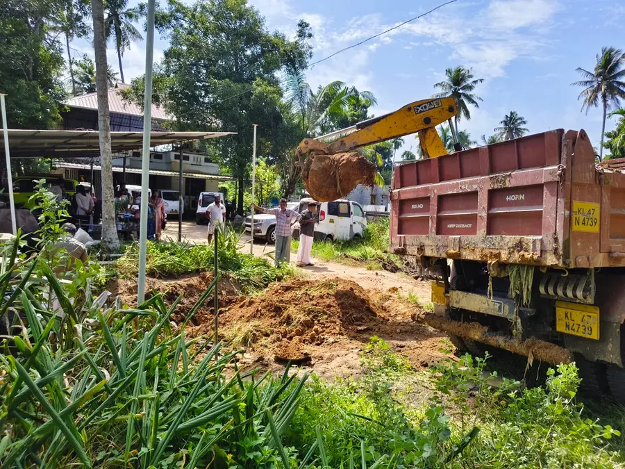 എറിയാട്ടെ രാസമാലിന്യം കലർന്ന മണ്ണ് നീക്കുന്നു