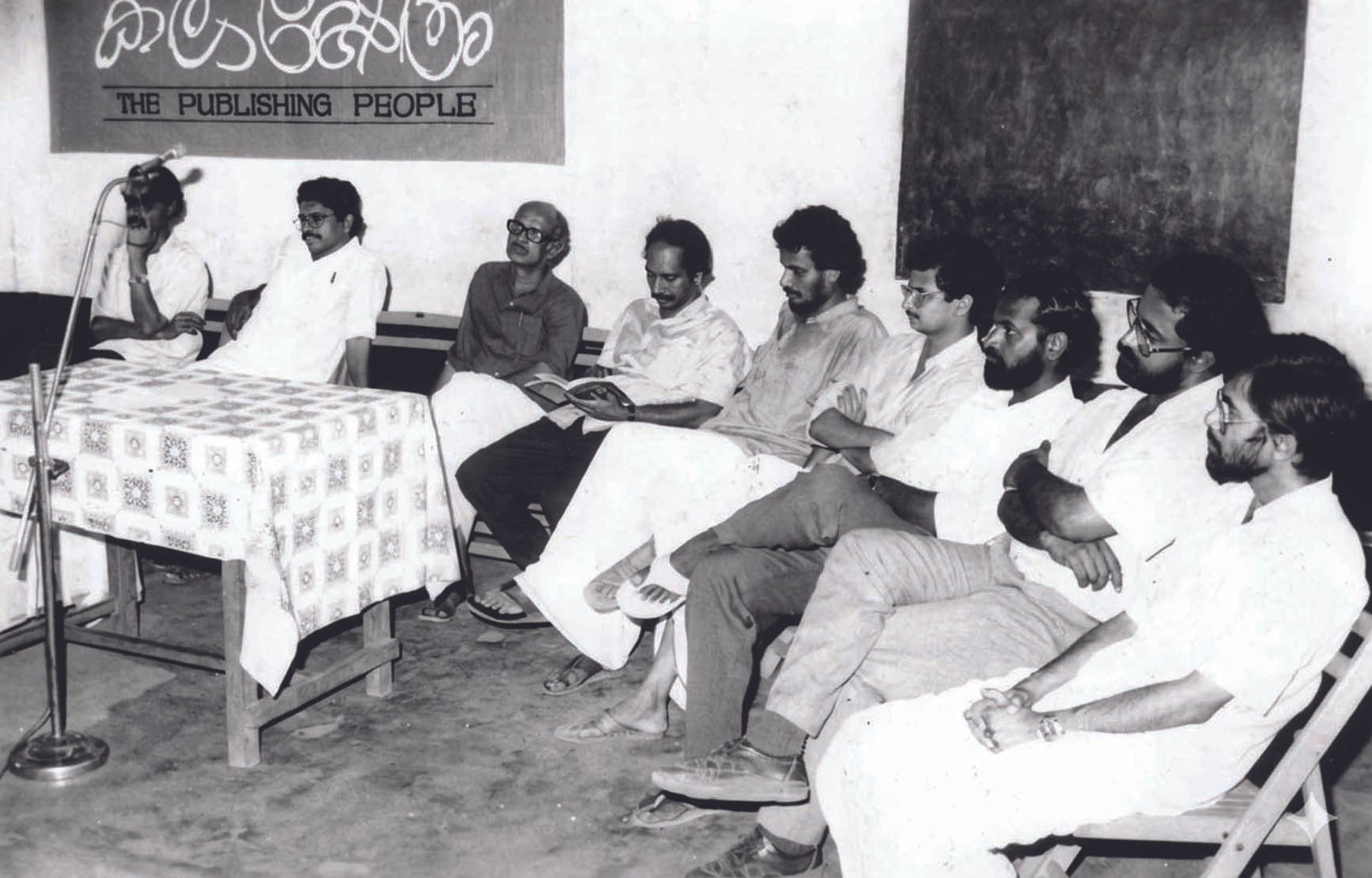 കാസർകോട്‌ കലാക്ഷേത്രം സംഘടിപ്പിച്ച കഥാകാരൻമാരുടെ സംഗമത്തിൽ യു കെ കുമാരൻ, സി വി ശ്രീരാമൻ, അക്‌ബർ കക്കട്ടിൽ, വി ആർ സുധീഷ്‌, അശോകൻ ചരുവിൽ, പി സുരേന്ദ്രൻ, വി എസ്‌ അനിൽകുമാർ, അഷ്‌ടമൂർത്തി എന്നിവർക്കൊപ്പം എൻ പ്രഭാകരൻ (ഇടത്ത്‌)