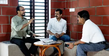 ഇ സന്തോഷ്കുമാർ, എസ് ഹരീഷ്, മനോഹരൻ വി പേരകം എന്നിവർ സംവാദത്തിനിടെ ഫോട്ടോ: റെനീഷ് രവീന്ദ്രൻ