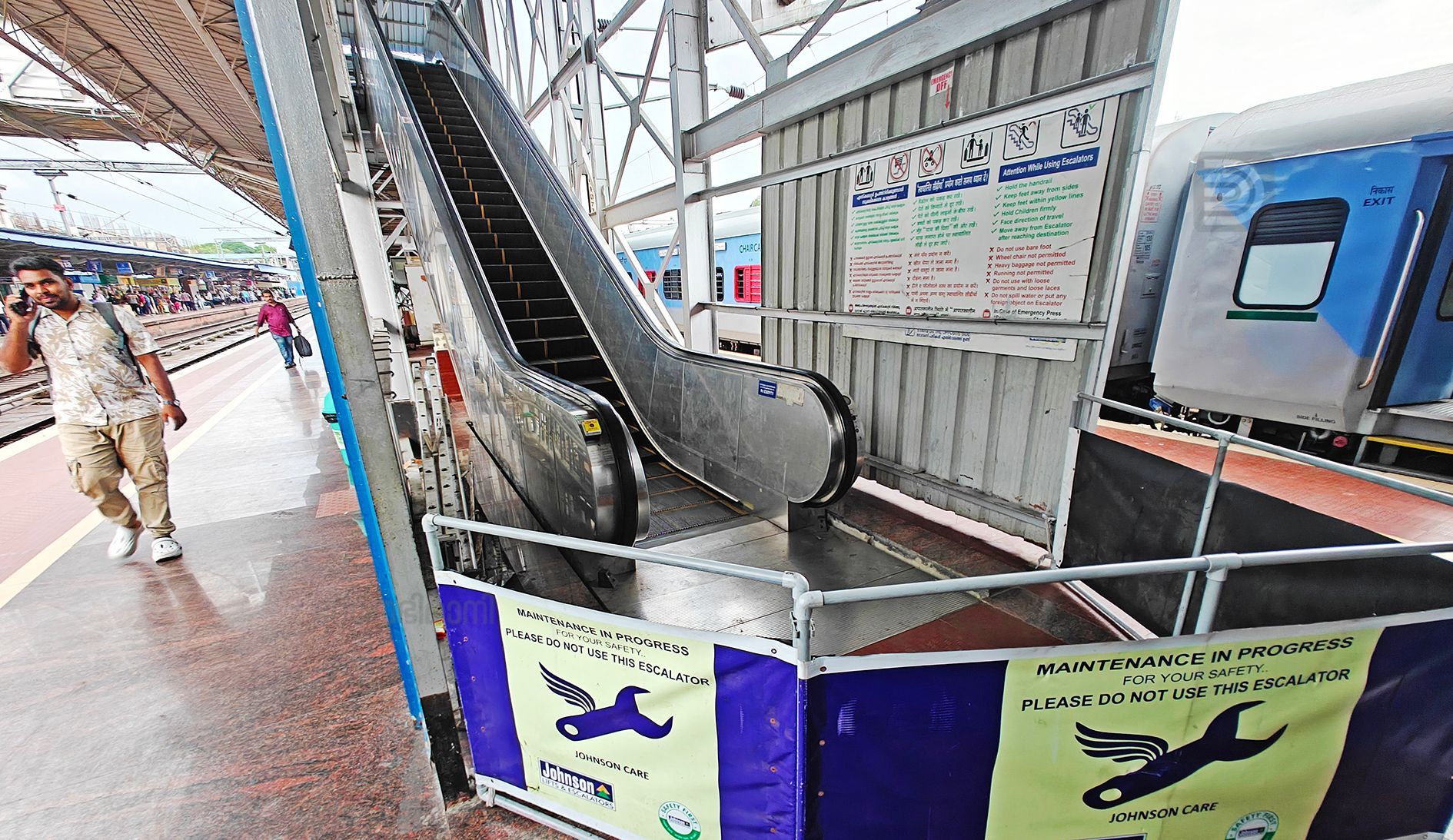 escalator tvm railway station