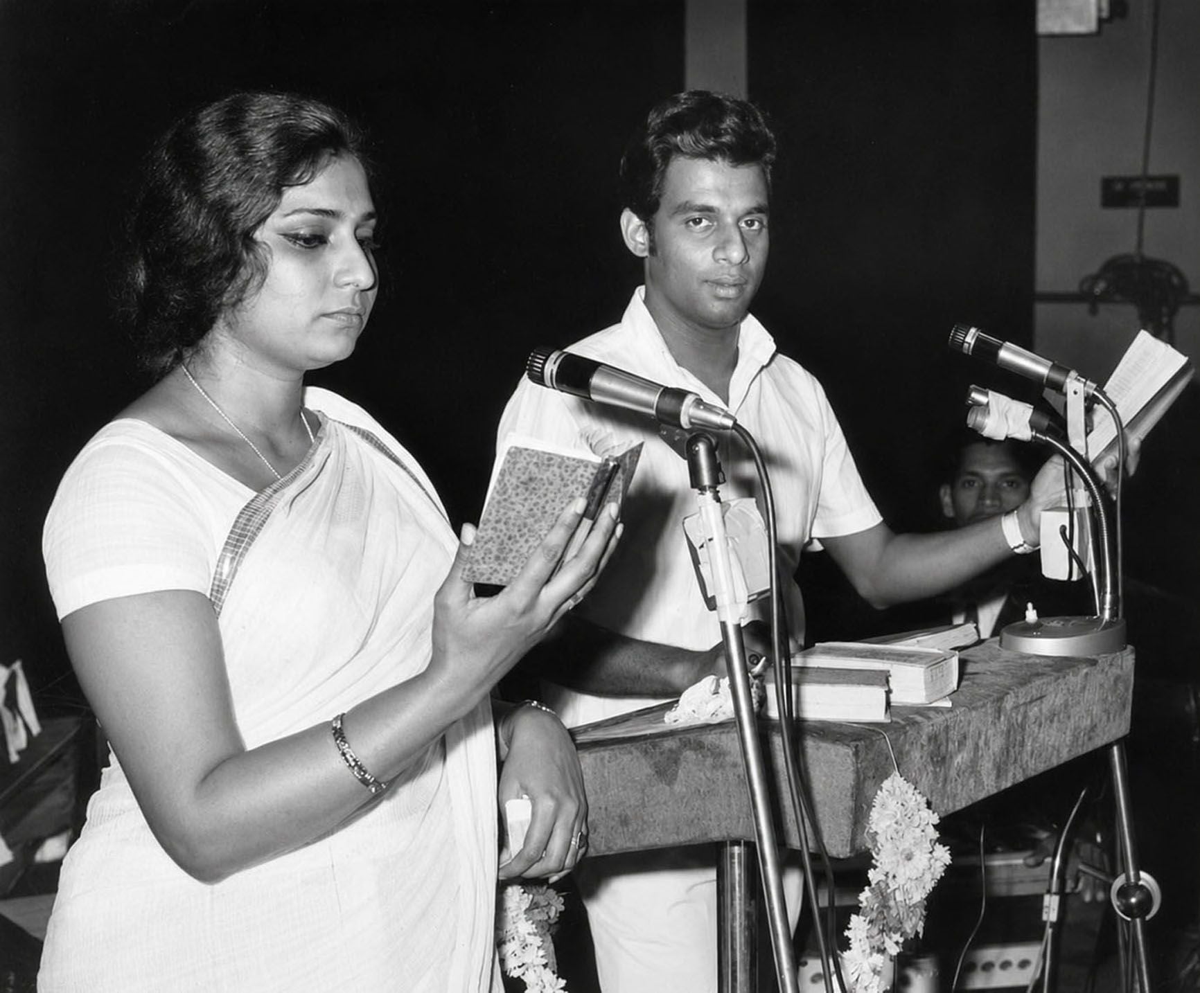 എസ്‌ ജാനകി യേശുദാസിനൊപ്പം ഒരു റെക്കോർഡിങ്ങിനിടെ