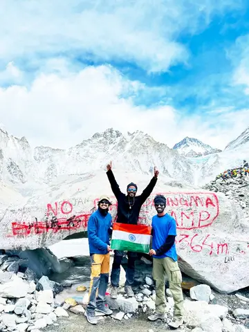 എളാരം കടപ്പുറം സ്വദേശികളായ സമീർ, മുബഷിർ, റംഷീഖ് എന്നിവർ  എവറസ്റ്റ് ബേസ് ക്യാമ്പിൽ