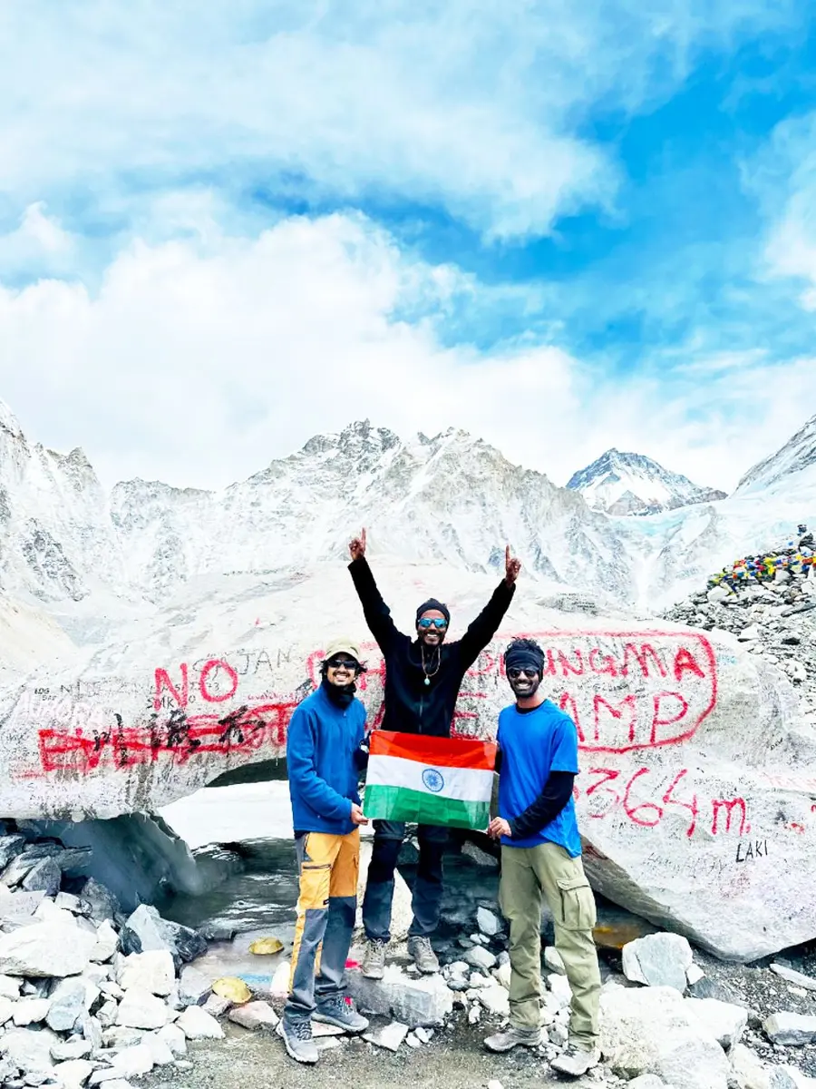 എളാരം കടപ്പുറം സ്വദേശികളായ സമീർ, മുബഷിർ, റംഷീഖ് എന്നിവർ  എവറസ്റ്റ് ബേസ് ക്യാമ്പിൽ