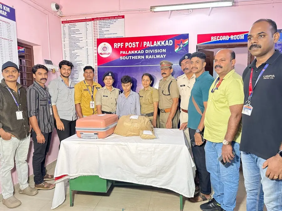 കഞ്ചാവുമായി പിടിയിലായ രൂപ്സാന ബീഗത്തോടൊപ്പം എക്സൈസ്,
ആർപിഎഫ് സംഘം