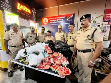 ട്രെയിൻ മാർഗം കടത്തുകയായിരുന്ന വൻ ലഹരിവസ്‌തുക്കളുമായി ഇതരസംസ്ഥാന തൊഴിലാളി പിടിയിൽ.