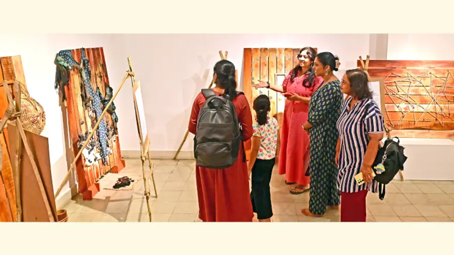 വൈലോപ്പിള്ളി സംസ്കൃതിഭവനിൽ നടക്കുന്ന അശ്വതി അരവിന്ദാക്ഷന്റെ (നി)ശബ്ദം എക്സിബിഷനിൽനിന്ന്