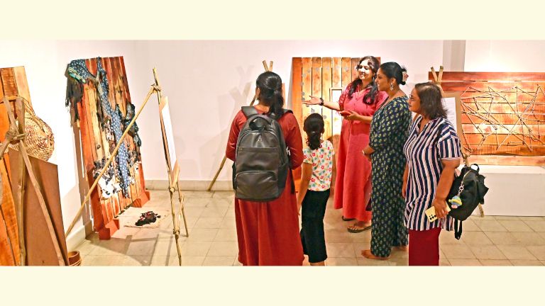 വൈലോപ്പിള്ളി സംസ്കൃതിഭവനിൽ നടക്കുന്ന അശ്വതി അരവിന്ദാക്ഷന്റെ  (നി)ശബ്ദം എക്സിബിഷനിൽനിന്ന്