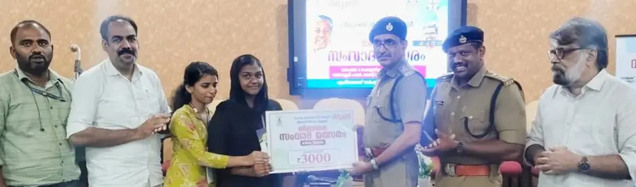 ഡെപ്യൂട്ടി എക്സൈസ് കമീഷണർ വി സുഭാഷ് പുരസ്കാരങ്ങൾ വിതരണം ചെയ്യുന്നു