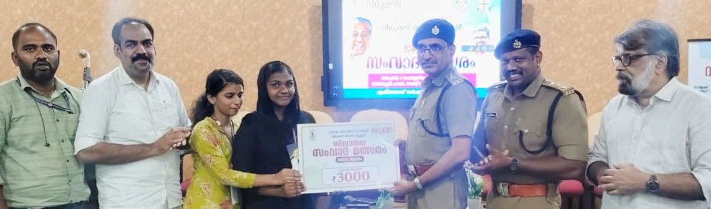 ഡെപ്യൂട്ടി എക്സൈസ് കമീഷണർ വി സുഭാഷ് പുരസ്കാരങ്ങൾ വിതരണം ചെയ്യുന്നു