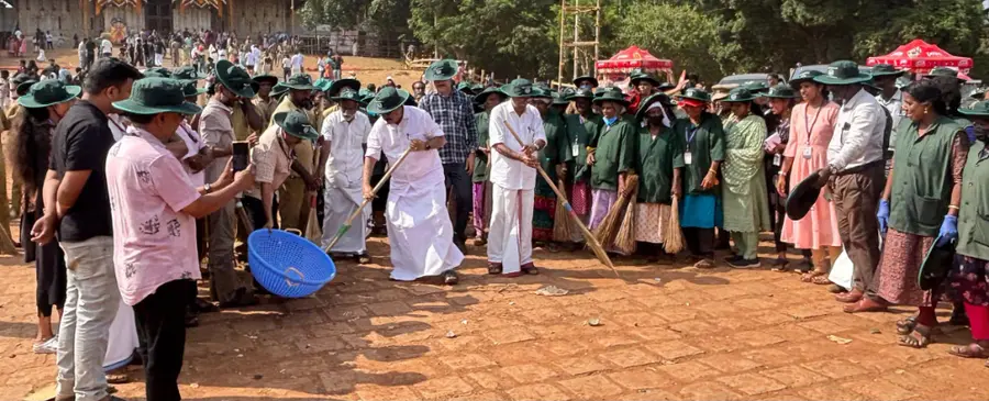 മേയർ എം കെ വർഗീസിന്റെ നേതൃത്വത്തിൽ തേക്കിൻകാട് മൈതാനവും അനുബന്ധ റോഡുകളും ശുചീകരിക്കുന്നു