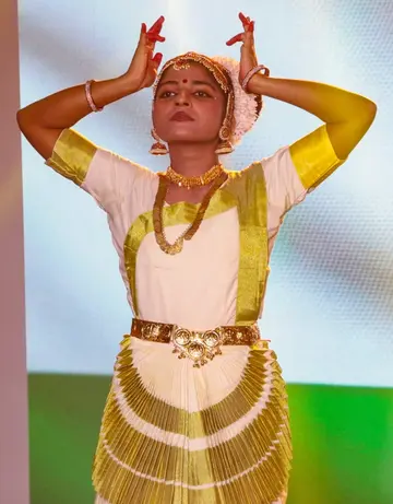 റഷ്യയിലെ സ്റ്റാവ്രോപോളിൽനടന്ന യൂത്ത് എക്സ്ചേഞ്ച്  പ്രോഗ്രാമിൽ മോഹിനിയാട്ടം അവതരിപ്പിക്കുന്ന ഹന്ന ജോൺ