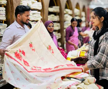 കുന്നമംഗലം ഫാമിലി വെഡ്ഡിങ്‌ സെന്ററിൽ ഓണത്തോടനുബന്ധിച്ച്‌ വന്ന പുതിയ മോഡൽ സാരികൾ  വാങ്ങാനെത്തിയവർക്കായി പരിചയപ്പെടുത്തുന്നു