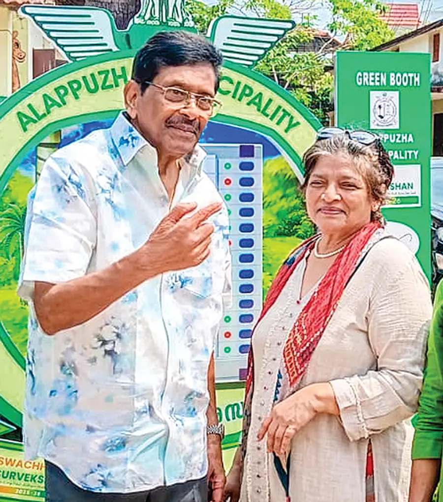 സംവിധായകൻ ഫാസിലും ഭാര്യ റോസീനയും സെന്റ് സെബാസ്റ്റ്യൻസ്
എൽപി സ-്കൂളിൽ വോട്ട് രേഖപ്പെടുത്തിയ ശേഷം