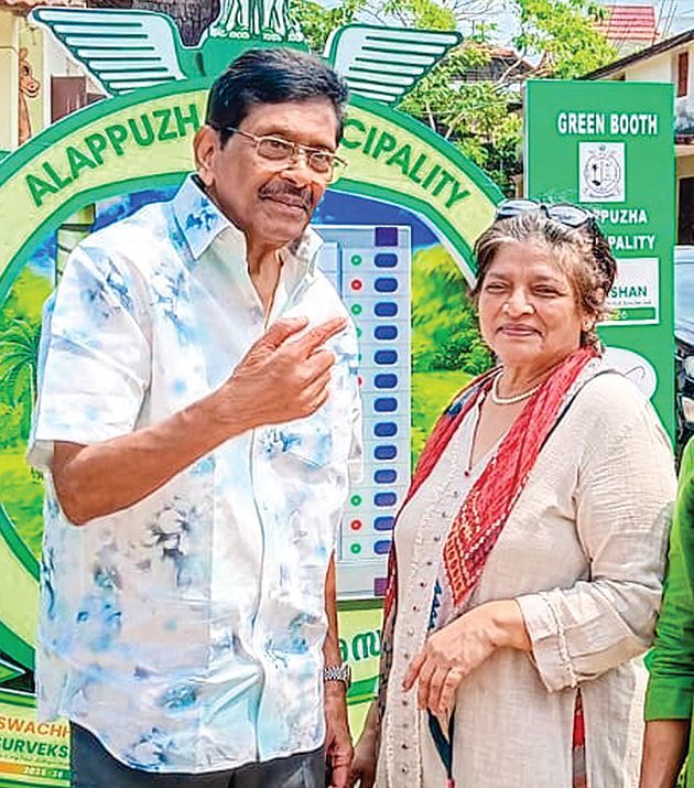 സംവിധായകൻ ഫാസിലും ഭാര്യ റോസീനയും സെന്റ്‌​ സെബാസ്റ്റ്യൻസ്​  എൽപി സ-്കൂളിൽ വോട്ട് രേഖപ്പെടുത്തിയ ശേഷം 