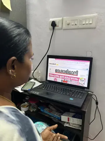 കാഴ്ച പരിമിതർക്കായി ലതാകുമാരി ദേശാഭിമാനി വായിച്ച് റെക്കോർഡ് ചെയ്യുന്നു