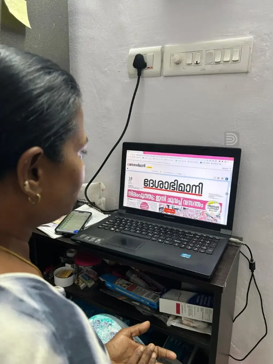 കാഴ്ച പരിമിതർക്കായി ലതാകുമാരി ദേശാഭിമാനി വായിച്ച് റെക്കോർഡ് ചെയ്യുന്നു