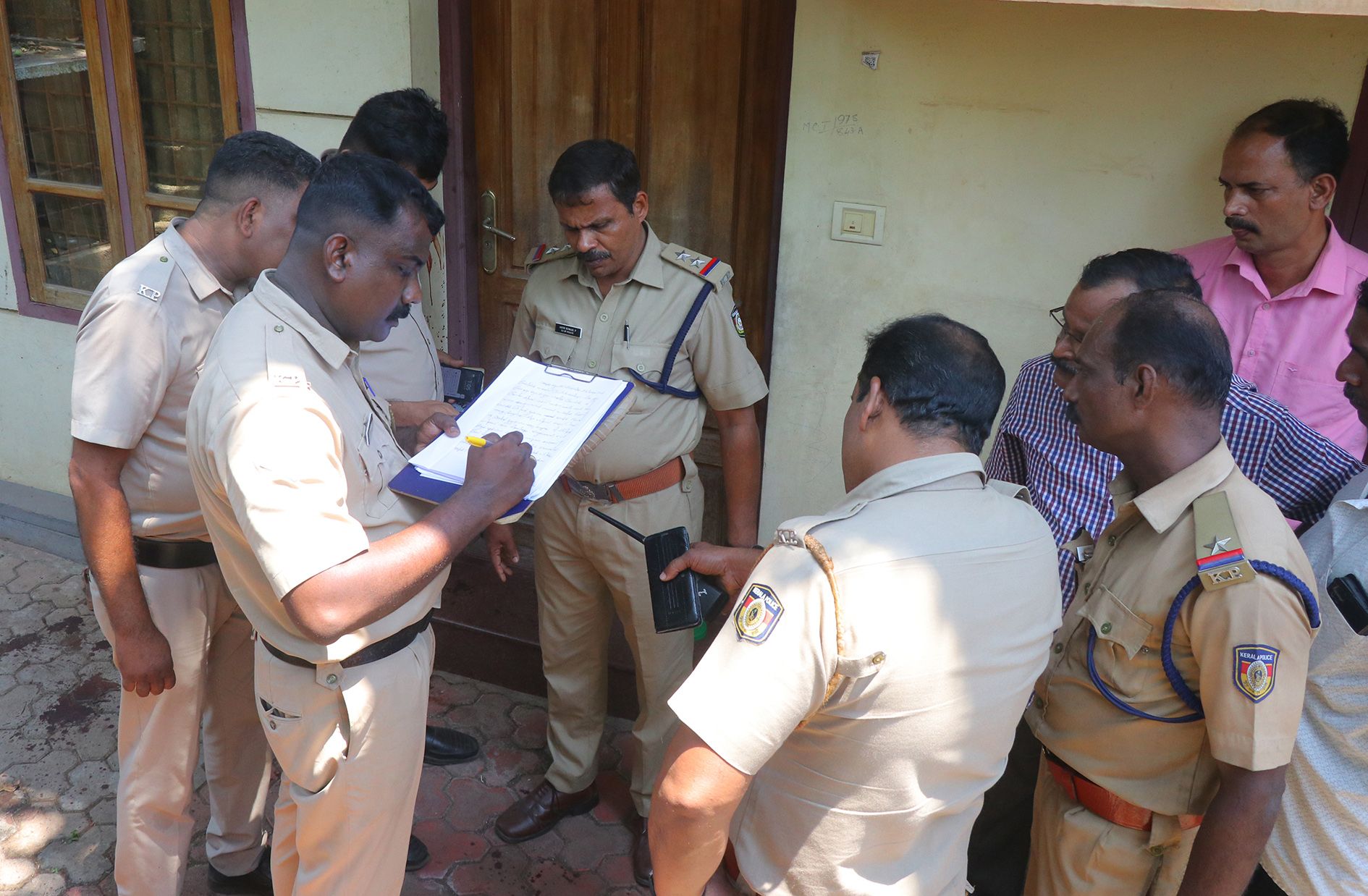 കൊല്ലപ്പെട്ട ഫെബിന്‍ ജോര്‍ജ് ​ഗോമസിന്റെ ഉളിയക്കോവിലിലെ വീട്ടില്‍ പൊലീസ് പരിശോധന നടത്തുന്നു