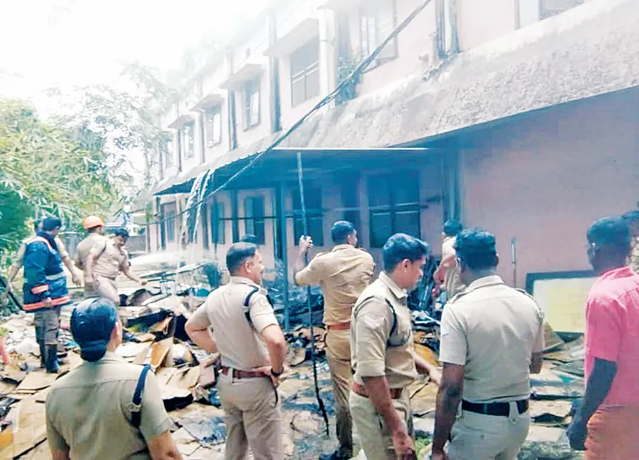 ചേർത്തല താലൂക്കാശുപത്രിയിൽ തീപിടിത്തമുണ്ടായയിടം പൊലീസ്‌  പരിശോധിക്കുന്നു