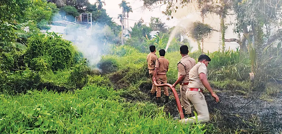 ചേർത്തല ഇരുമ്പുപാലത്തിന് പടിഞ്ഞാറ് ആളൊഴിഞ്ഞ പുരയിടത്തിലെ തീപിടിത്തത്തിൽ അഗ്നിരക്ഷാസേന
തീയണയ്ക്കാൻ ശ്രമിക്കുന്നു