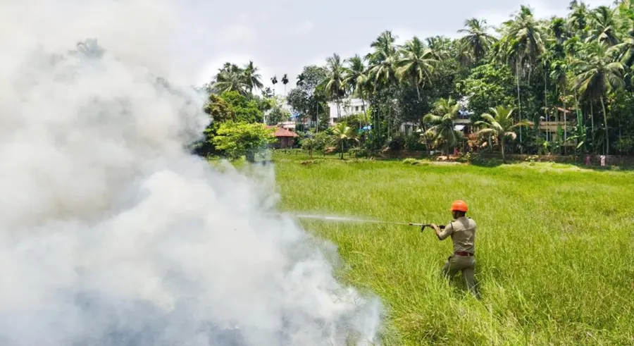 ചൊവ്വാഴ്ച ചെലവൂർ വയലിൽ പടർന്നുപിടിച്ച തീയണയ്ക്കുന്ന വെള്ളിമാട്കുന്ന് അഗ‍്നി രക്ഷാസേന 