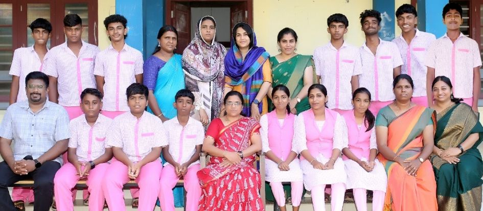 ബേപ്പൂർ ഗവ. ഫിഷറീസ് ടെക്നിക്കൽ ഹൈസ്കൂൾ ആൻഡ് വൊക്കേഷണൽ ഹയർ സെക്കൻഡറി സ്കൂൾ എസ്എസ്എൽസി വിദ്യാർഥികൾ അധ്യാപകർക്കൊപ്പം