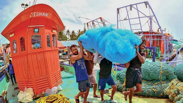കടലിൽ കണ്ണീരുപ്പ് കലർന്നു; കടുത്ത ക്ഷാമത്തിൽ ഓണക്കാലം