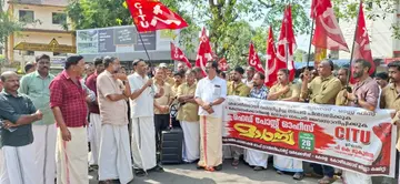 കോൺഫെഡറേഷൻ ഓഫ് ട്രാൻസ്‌പോർട് വർക്കേഴ്സ് നേതൃത്വത്തിൽ ഹെഡ് പോസ്റ്റ് ഓഫീസിലേക്ക് നടത്തിയ മാർച്ച് സിഐടിയു   ജില്ലാ ജനറൽ സെക്രട്ടറി  പി കെ മുകുന്ദൻ ഉദ്‌ഘാടനം ചെയ്യുന്നു 