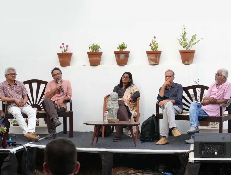 ആംഫിബിയൻ ഏസ്‌തെറ്റിക്‌സിനെക്കുറിച്ച്‌ നടന്ന ചർച്ചയിൽ  അൻവർ അലി, റിയാസ്‌ കോമു, അനിത തമ്പി,  പ്രൊഫ. എം എച്ച് ഇല്യാസ്, സി എസ്‌ വെങ്കിടേശ്വരൻ