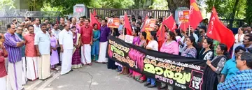ജീവനക്കാരെയും അധ്യാപകരെയും അന്യായമായി സ്ഥലം മാറ്റുന്നതില് പ്രതിഷേധിച്ച് എഫ്എസ്ഇടിഒ നേതൃത്വത്തിൽ
നടത്തിയ കലക്ടറേറ്റ് മാർച്ച് സിഐടിയു ജില്ലാ സെക്രട്ടറി എസ് ജയമോഹൻ ഉദ്ഘാടനംചെയ്യുന്നു