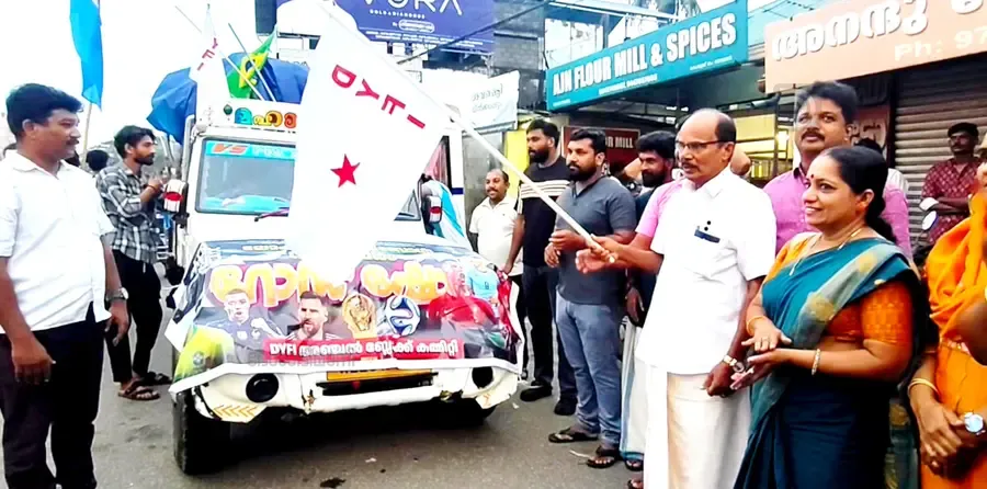 ഡിവൈഎഫ്ഐ അഞ്ചൽ ബ്ലോക്ക് കമ്മിറ്റിയുടെ ആഭിമുഖ്യത്തിൽ സംഘടിപ്പിച്ച ഫിഫ ഫുഡ്ബോൾ വേൾഡ് കപ്പ് വിളംബര ജാഥ സിപിഎം അഞ്ചൽ ഏരിയാ സെക്രട്ടറി ഡി വിശ്വസേനൻ ഫ്ലാഗ് ഓഫ് ചെയ്യുന്നു